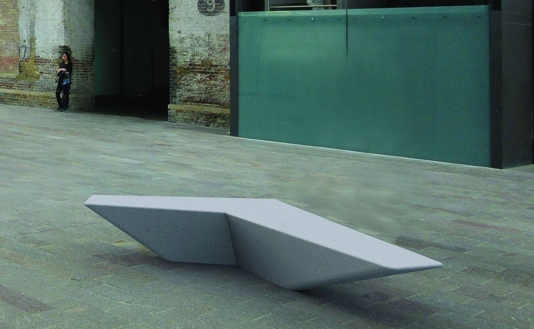 Banca urbana con diseño angular en plaza
