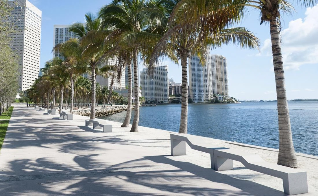 Bancas geométricas en paseo marítimo tropical