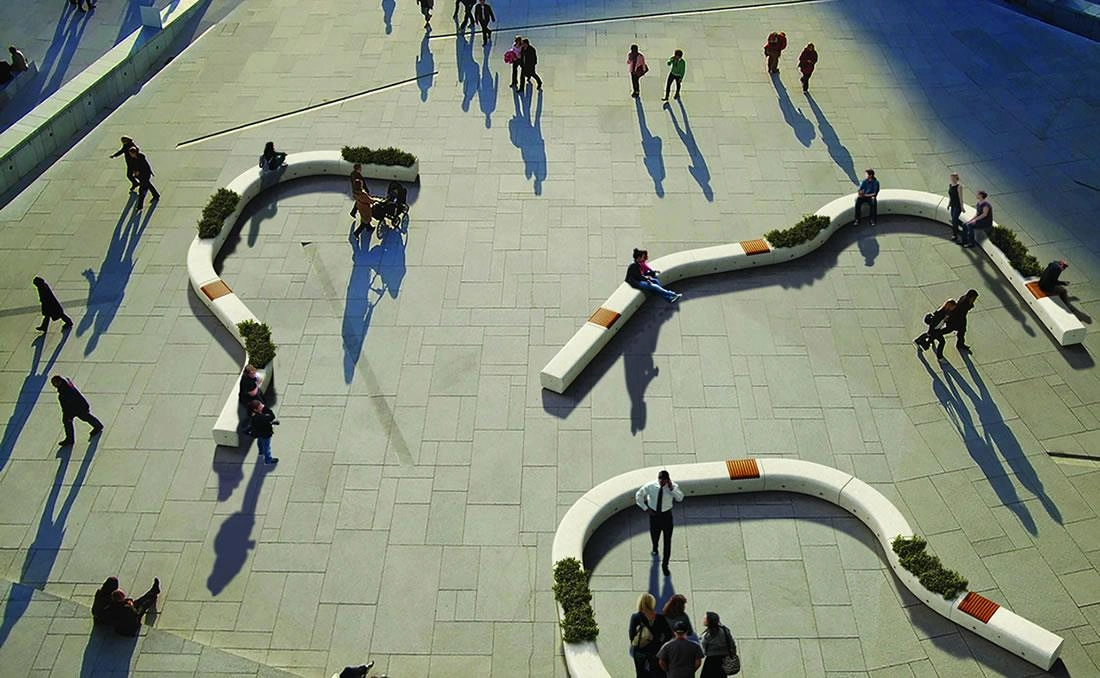 Bancas urbanas curvilíneas en plaza pública
