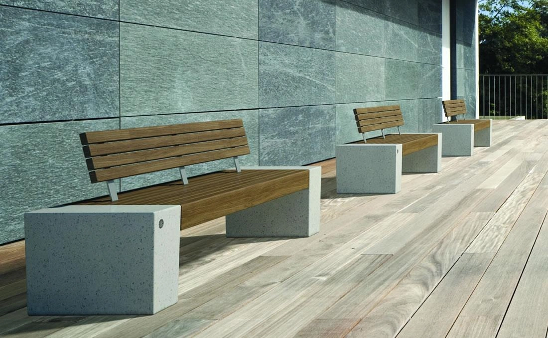 Banco urbano de hormigón y madera moderno con respaldo