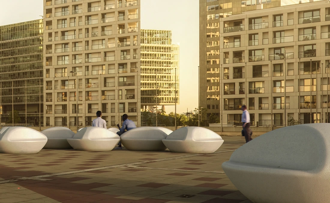 Bancos urbanos con diseño orgánico en plaza pública