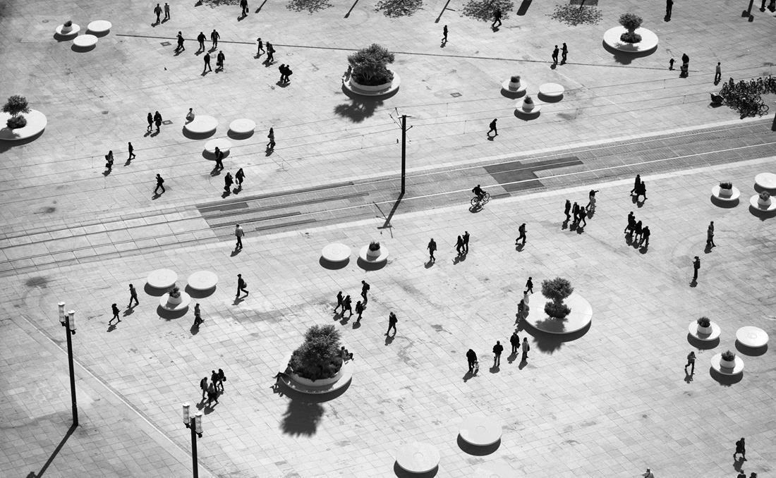 Jardineras en una plaza Lido