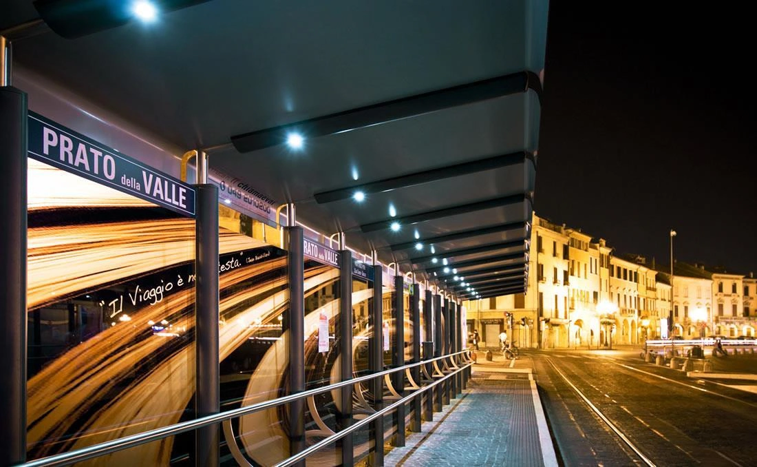 Marquesina de autobús moderna con iluminación