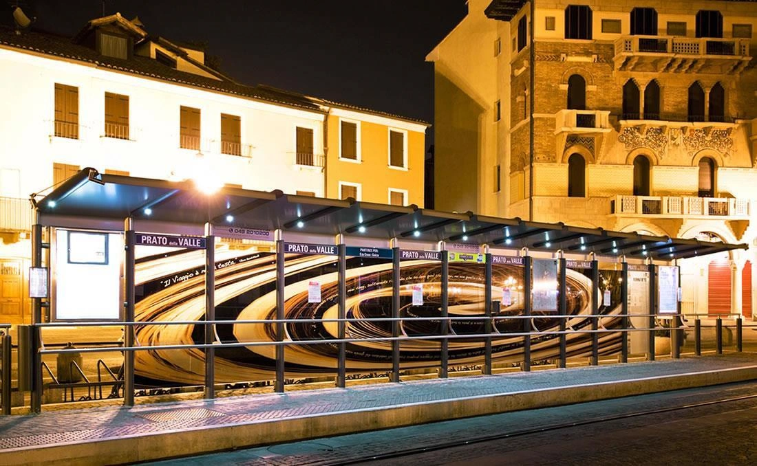 Marquesina de bus con iluminación