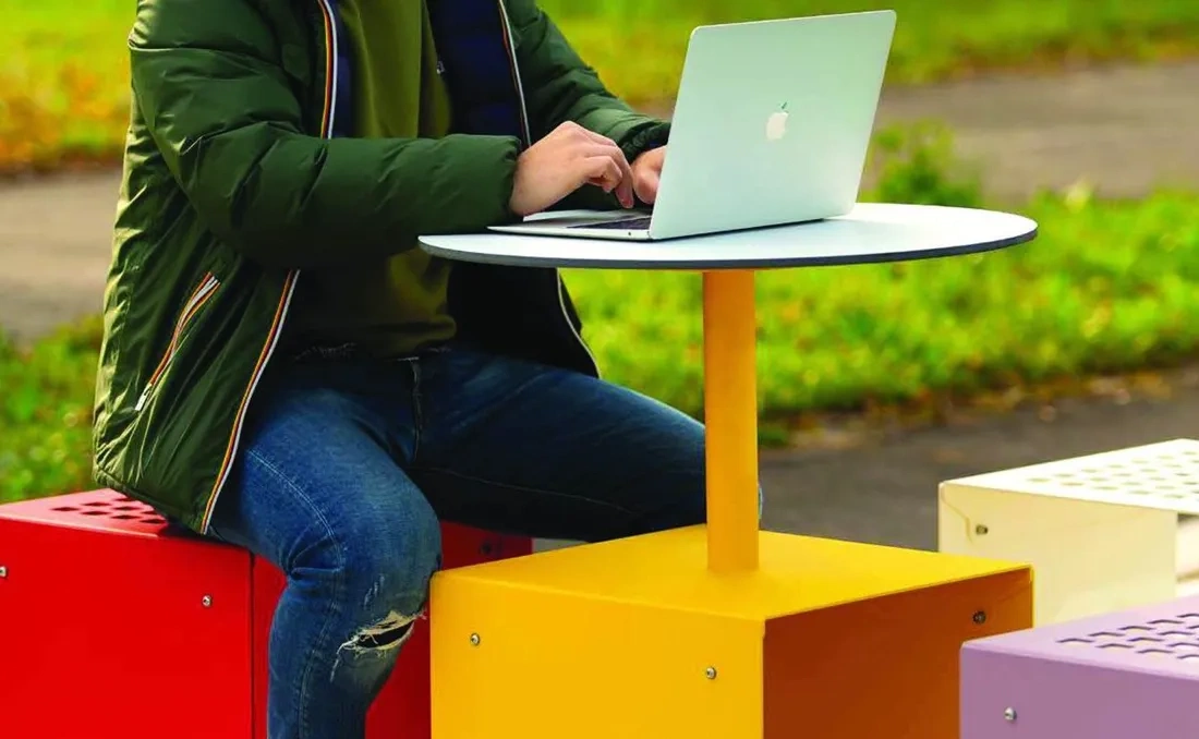 Mesa urbana de acero