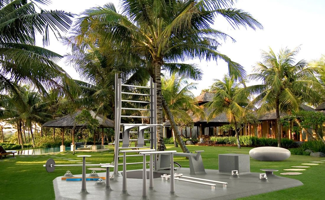 Parque de calistenia en entorno tropical