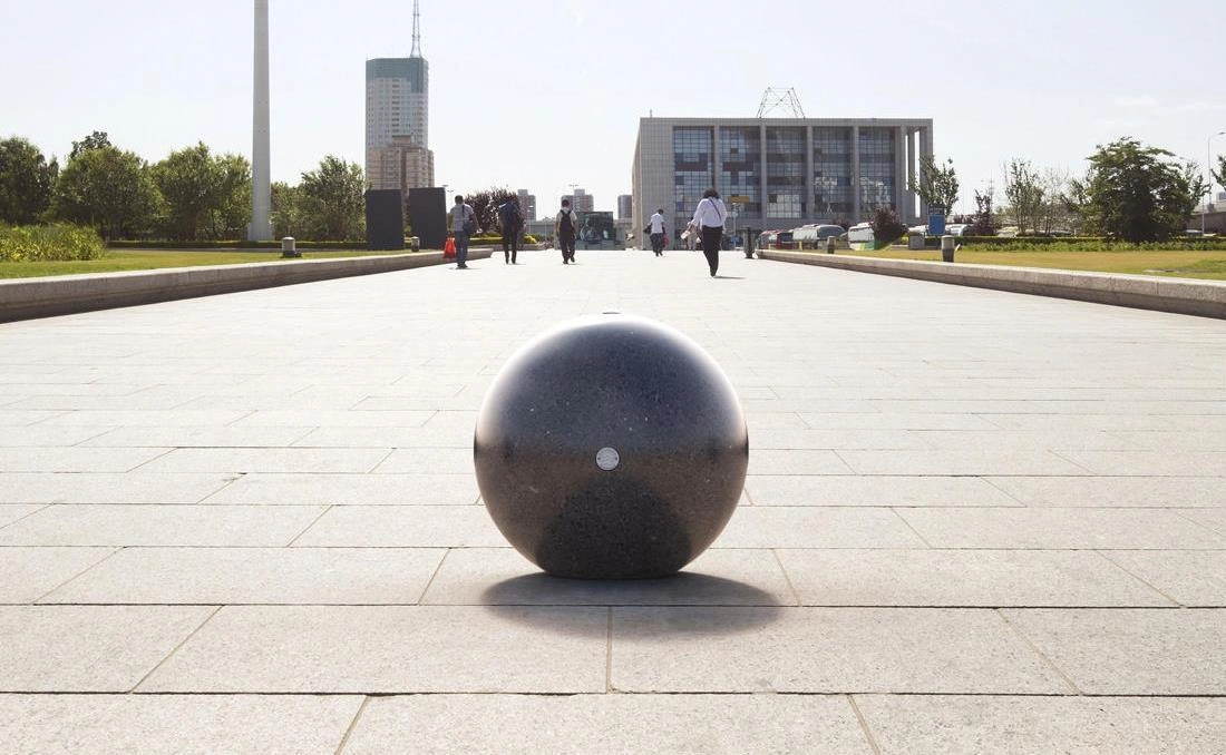 Pilona de hormigón en forma de esfera