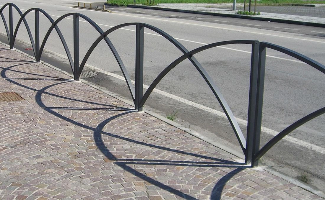 Barandillas como parte del mobiliario urbano para seguridad en espacios públicos.