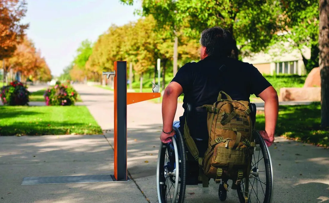 Fuente urbana accesible para personas con discapacidad.