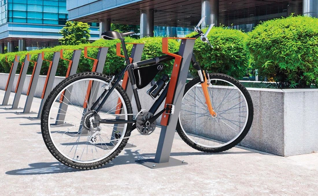 Aparcabicis de mobiliario urbano para estacionamiento de bicicletas.