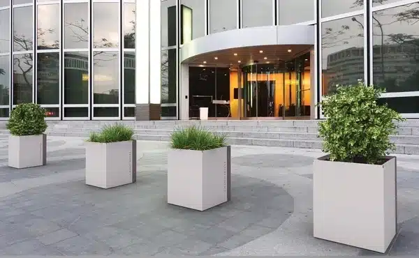 Jardineras urbanas para decoración de espacios públicos.