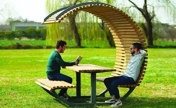 Mesa de mobiliario urbano para espacios públicos.